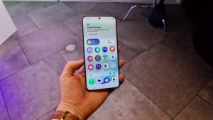 samsung-galaxy-s26-fe-in-hand-home-screen-820x461.jpeg